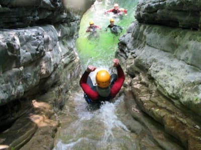 Canyoning intermédiaire dans le torrent Rio Palvico près d'Arco