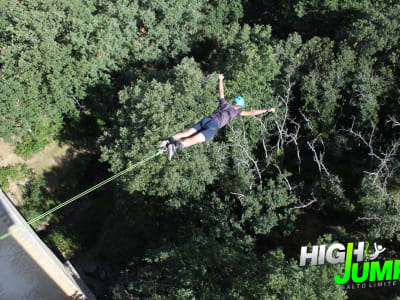 Bungee Jumping aus 30 m Höhe auf der Buitrago-Brücke, Madrid