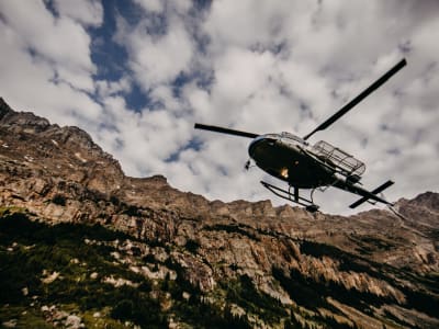 Vuelo en helicóptero y pesca lacustre en las Rocosas canadienses desde el lago Abraham