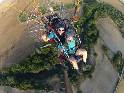 Tandem-Paramotorflug über Sonseca, in der Nähe von Madrid