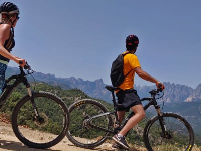 Alquiler de bicicletas eléctricas de montaña en las Aiguilles de Bavella, desde Solaro