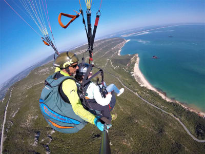 Vuelo en parapente biplaza sobre Serra da Arrábida, cerca de Lisboa