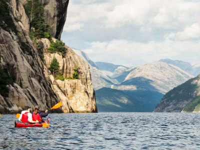 Excursión guiada en kayak por el fiordo Lysefjord desde Forsand, cerca de Stavanger