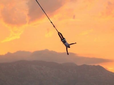 Puenting de 55 metros en la playa de Zrce, cerca de Novalja