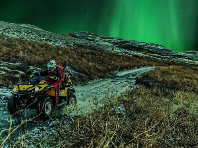 Quad bajo la aurora boreal en Rovaniemi