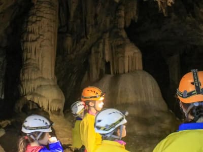 Espeleología en la cueva de Déroc, en Vallon-Pont-d'Arc