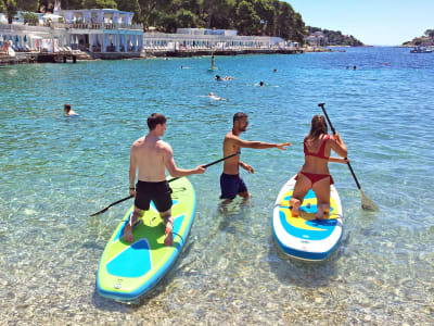 Clases de stand up paddleboard en la playa de Bonj en Hvar