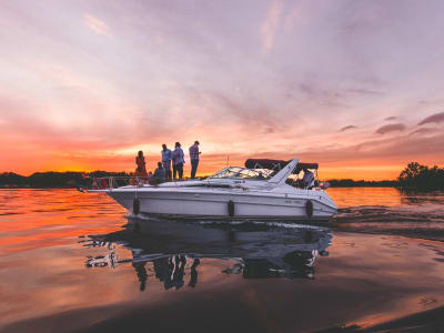 Bootsfahrt bei Sonnenuntergang auf dem Ottawa River zwischen Ottawa und Gatineau
