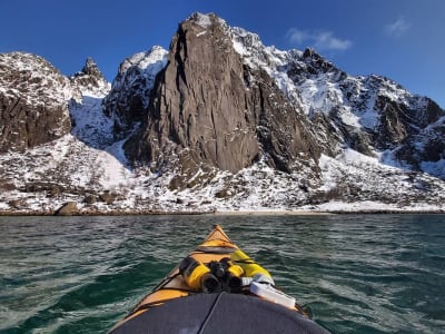 Excursión invernal en kayak por la isla de Skrova en Lofoten desde Svolvær