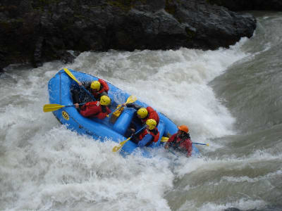 Descente extrême en rafting de la rivière glaciaire Est, région nord-ouest de l'Islande.