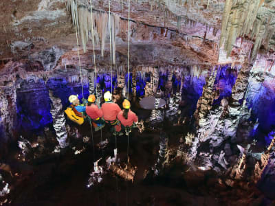 Grand rappel dans la grotte de la Salamandre près de Uzès, Gard