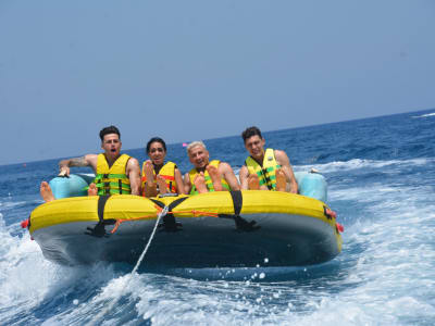 Privates Gruppen-Water-Tubing am Perivolos-Strand in Santorin