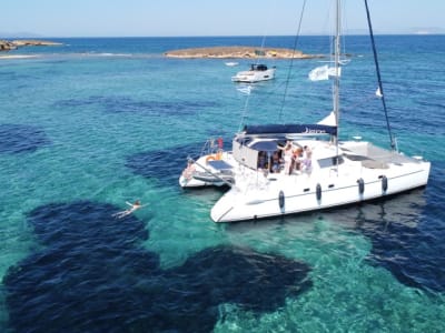 Medio día en velero por la Riviera ateniense