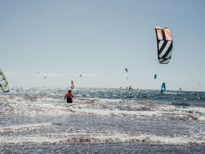 Cours de kitesurf avec des instructeurs IKO à El Medano, Tenerife