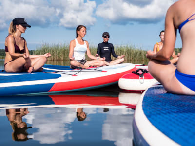 Sesión de paddle yoga en Mimizan