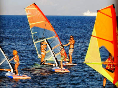 Initiation à la planche à voile près de Kamari à Santorin