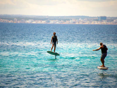 Clases de eFoil en el Puerto de Alcudia, en Mallorca