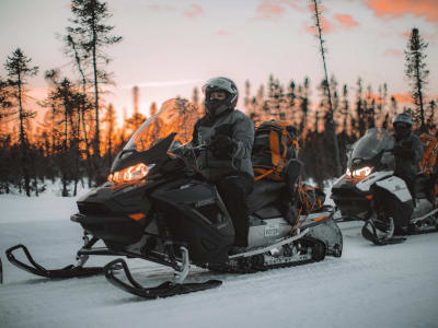 Ausflug mit dem Motorschlitten in der Nähe des Mont Tremblant in den Laurentianern