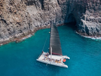 Luxuriöse Katamaran-Bootsfahrt ab Las Galletas, Teneriffa, mit Schnorcheln und Verkostung kanarischer Gerichte