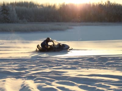 Excursion en motoneige à partir de Hiukkajoki près de Savonlinna