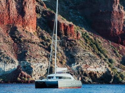 Croisière privée au coucher du soleil sur un catamaran à moteur depuis Oia, Santorin