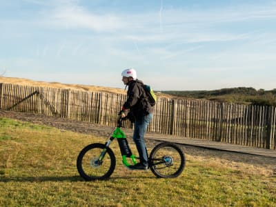 Fahrt mit dem Elektroroller durch den Wald von Seignosse, Frankreich