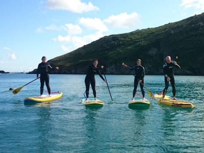 Cours de SUP sur la plage de Newgale dans le Pembrokeshire