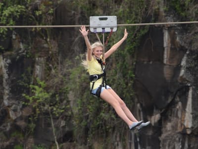 Toboggan sur le pont (Ziplining) le long du pont de Victoria Falls