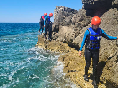 Excursión de coasteering desde Azra Fort a Wolf's Cove