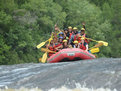 Rafting en el río Rojo, cerca de Mont-Tremblant (Laurentians)