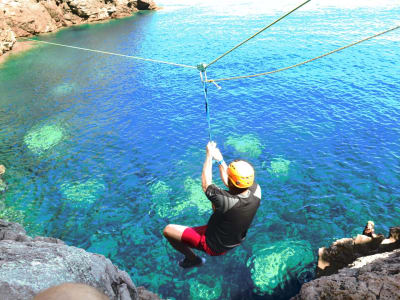 Excursión guiada de coasteering en la costa de L'Escala, cerca de Girona