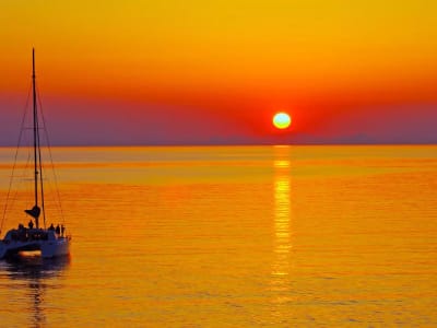 Paseo en barco al atardecer en Santorini