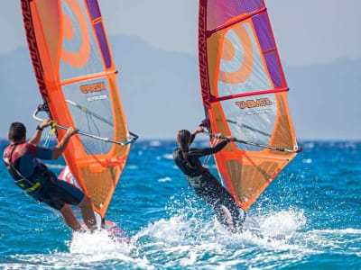 Cours de planche à voile dans la baie d'Ixia à Rhodes