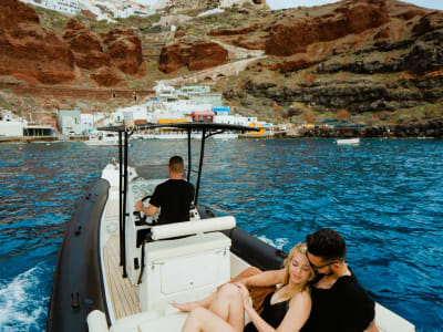 Croisière privée d'une demi-journée en hors-bord sur l'île d'Ios depuis Oia à Santorin