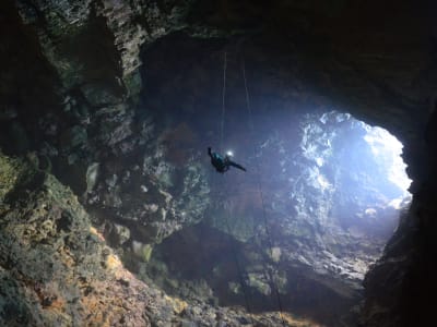 Excursión de espeleología Garganta do Cabo en el Parque Natural de Arrabida, cerca de Lisboa