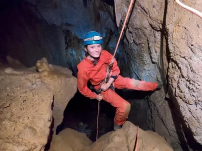 Espeleología en la cueva de la Ría, cerca de Prades, Pirineos Orientales