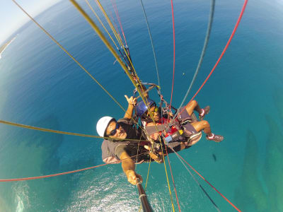 Gleitschirmflug in der Lagune von Saint-Leu auf der Insel La Réunion