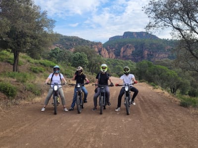 Randonnée avec guide, en moto électrique dans le massif de l’Esterel, près de Fréjus