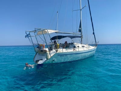 Private Segelyacht mit Schnorcheln, Mittagessen und Skipper ab Lardos