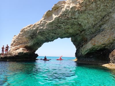 Excursión privada en kayak de mar por las cuevas marinas de Ayia Napa desde la playa de Ammos Kambouri