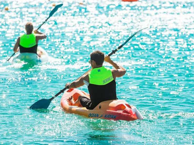 Alquiler de kayak de mar en la playa Super Paradise de Mykonos