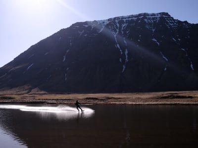 Excursión privada de wakeboard / esquí acuático en Westfjords