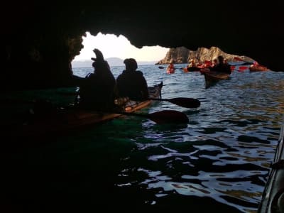 Excursion familiale en kayak de mer à Meganisi, près de Leucade