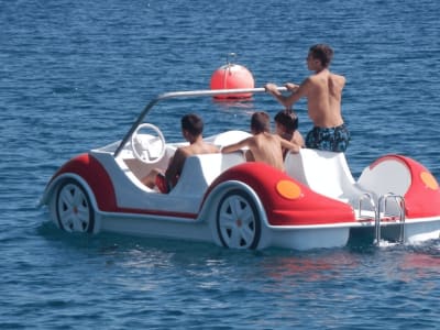 Alquiler de barcas a pedales en la playa de Perivolos de Santorini