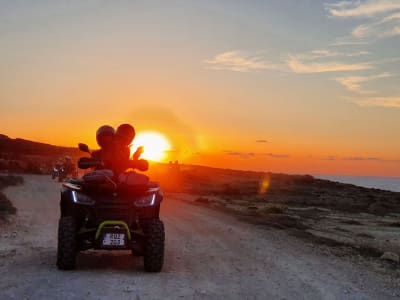 Quad-Bike-Tour bei Sonnenuntergang von der Blauen Lagune in Comino zur Insel Gozo, Malta