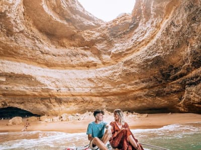Paseo en barco por las grutas de Benagil, en el Algarve