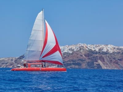 Crucero en catamarán con almuerzo desde Santorini