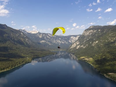 Tandem-Paragliding-Flug über den Bohinjer See in 1.054 m Höhe von Vogar aus