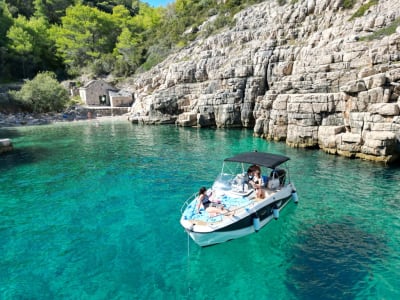 Excursion en bateau sur la côte nord de l'île de Hvar depuis Makarska