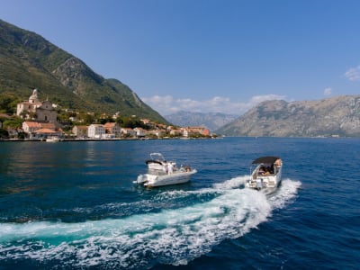 Excursión en lancha rápida a Nuestra Señora de las Rocas y la Cueva Azul en la bahía de Kotor